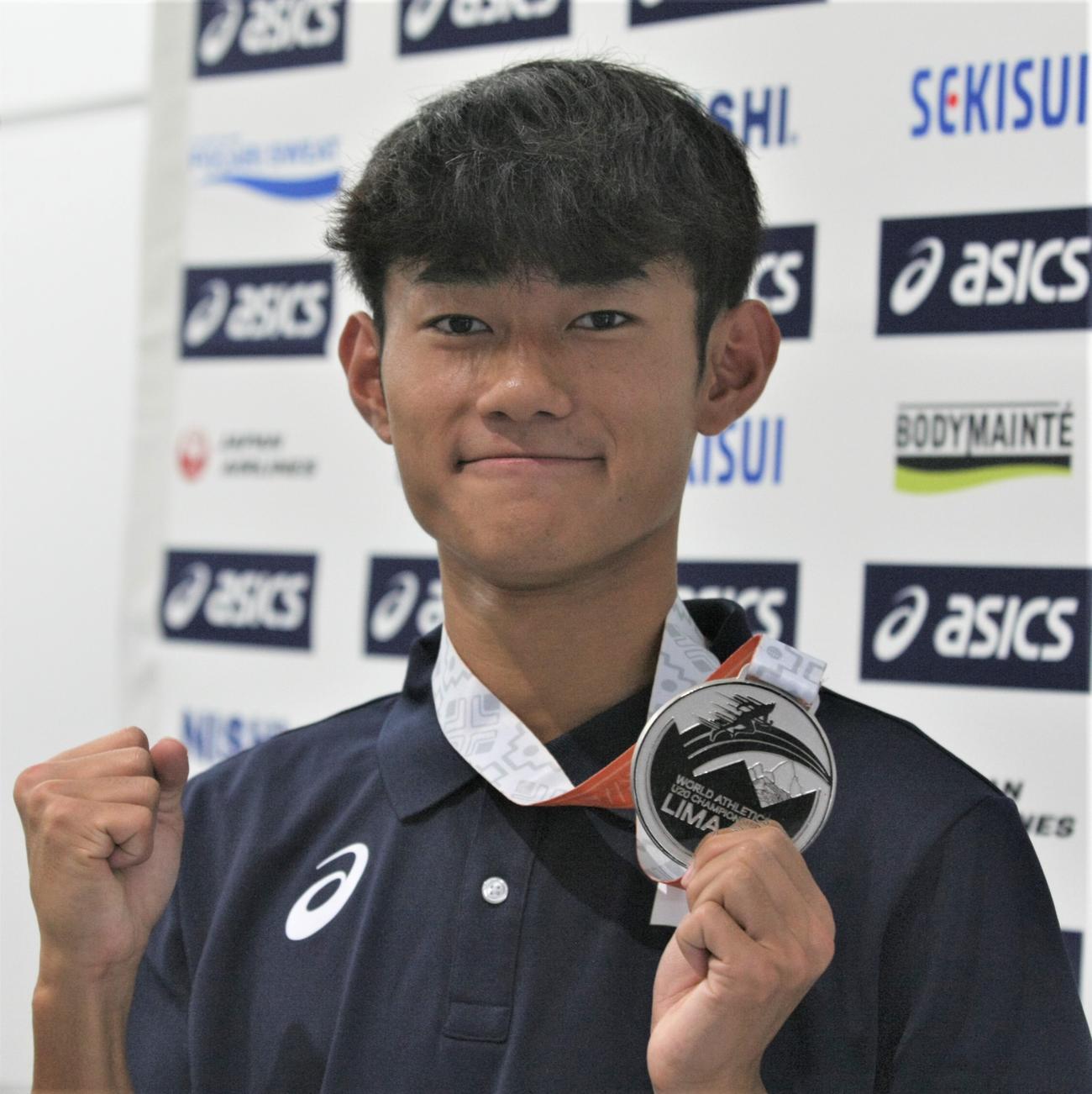 陸上U20世界選手権から成田空港に帰国した男子棒高跳びの吉田（撮影・藤塚大輔）