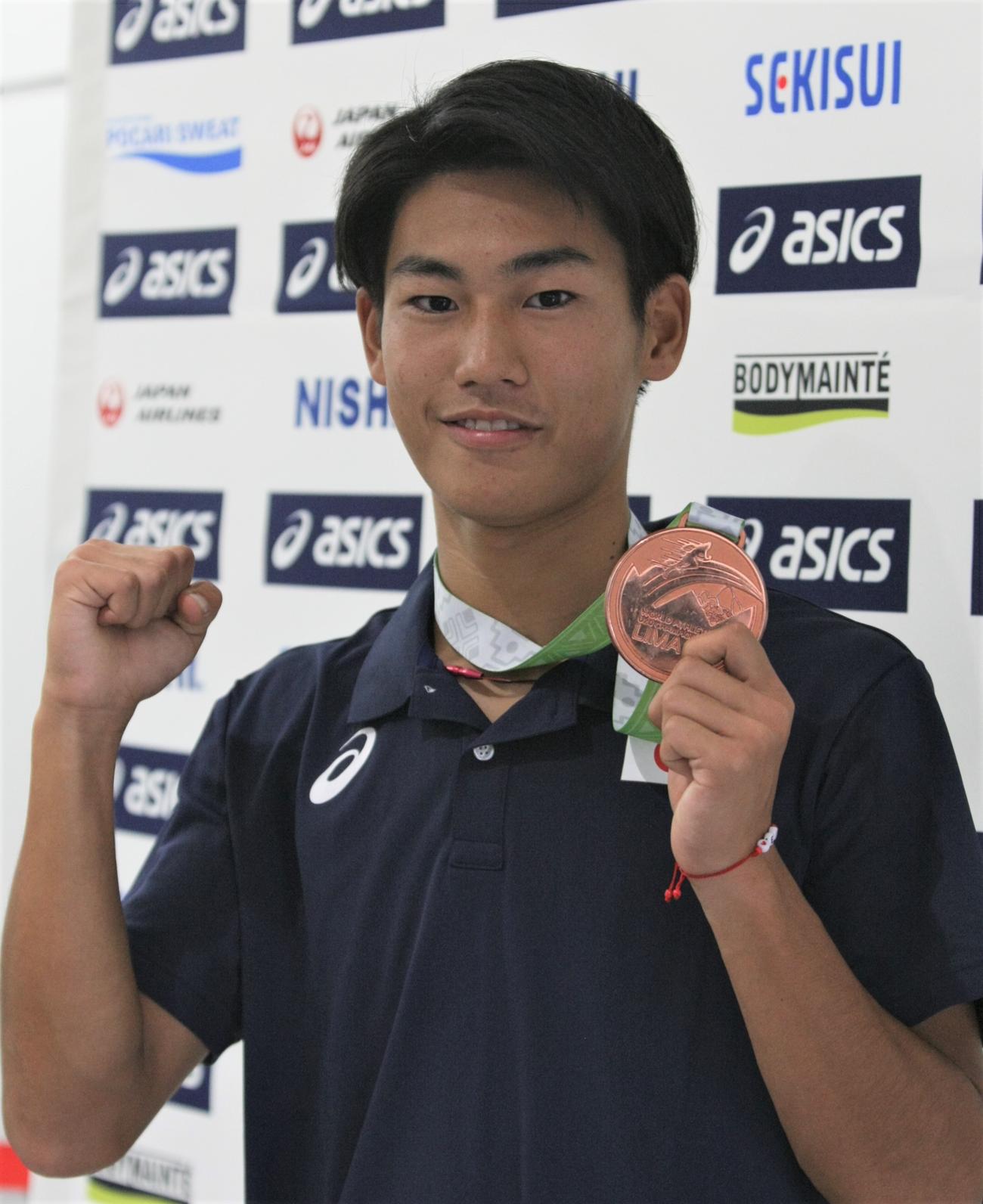 陸上U20世界選手権から成田空港に帰国した男子走り高跳びの中谷（撮影・藤塚大輔）