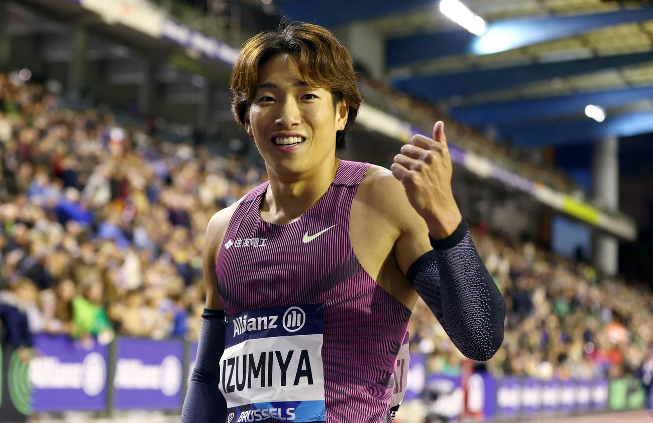 男子110メートル障害のレースを走り終えてポーズをとる泉谷駿介（ロイター＝共同）