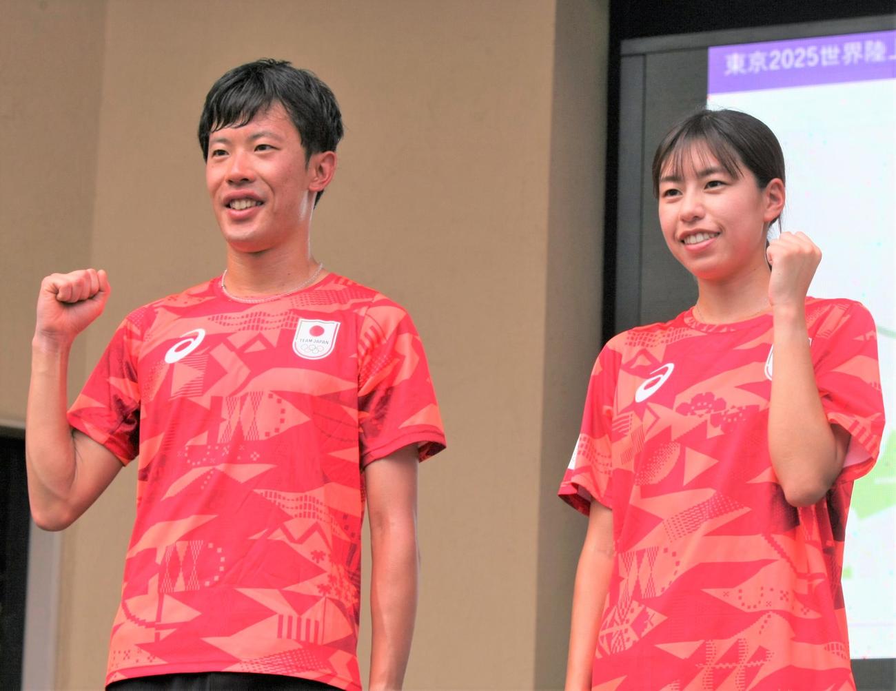 陸上イベント「東京2025世界陸上　1 Year To Go！」に参加した男子長距離の小山（左）と女子競歩の藤井（撮影・藤塚大輔）