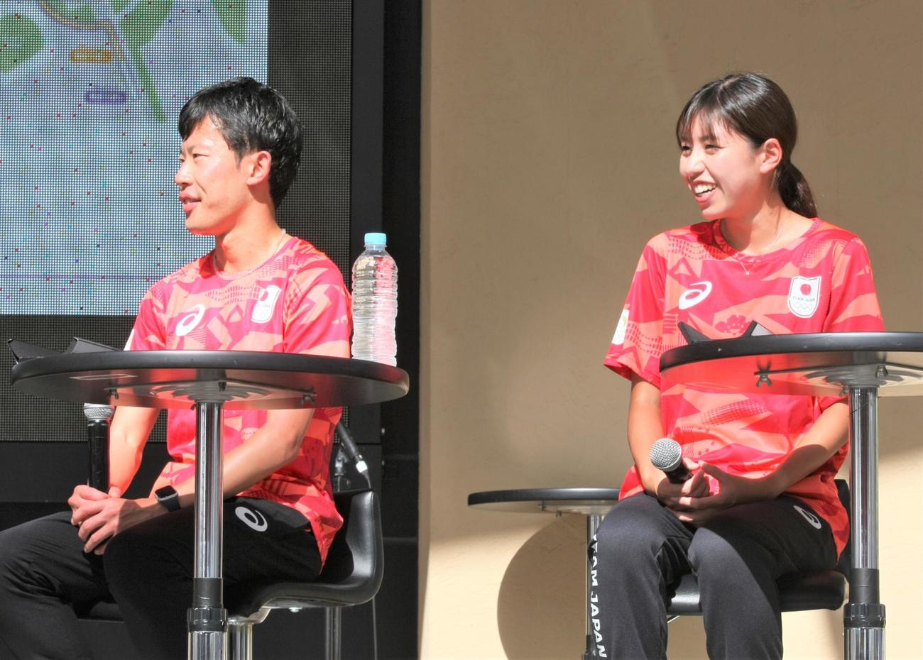 陸上イベント「東京2025世界陸上　1 Year To Go！」で笑みを浮かべる男子長距離の小山（左）と女子競歩の藤井（撮影・藤塚大輔）