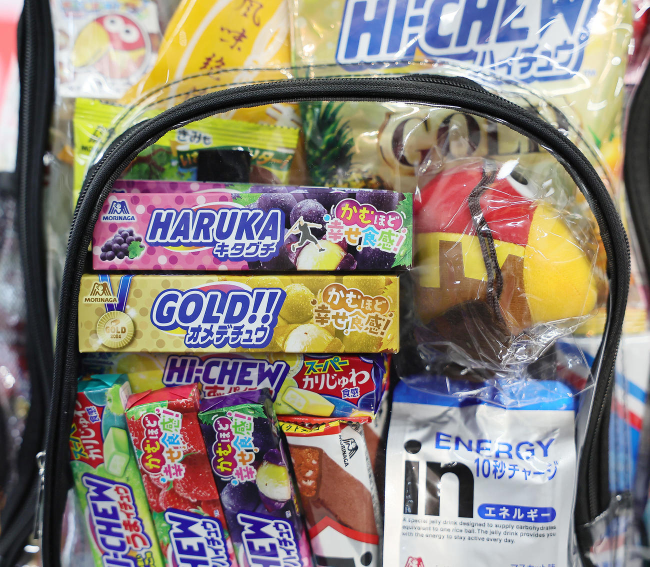 やり投げの北口を祝福するために作成された特製ハイチュウなどが詰められたバッグ（撮影・足立雅史）