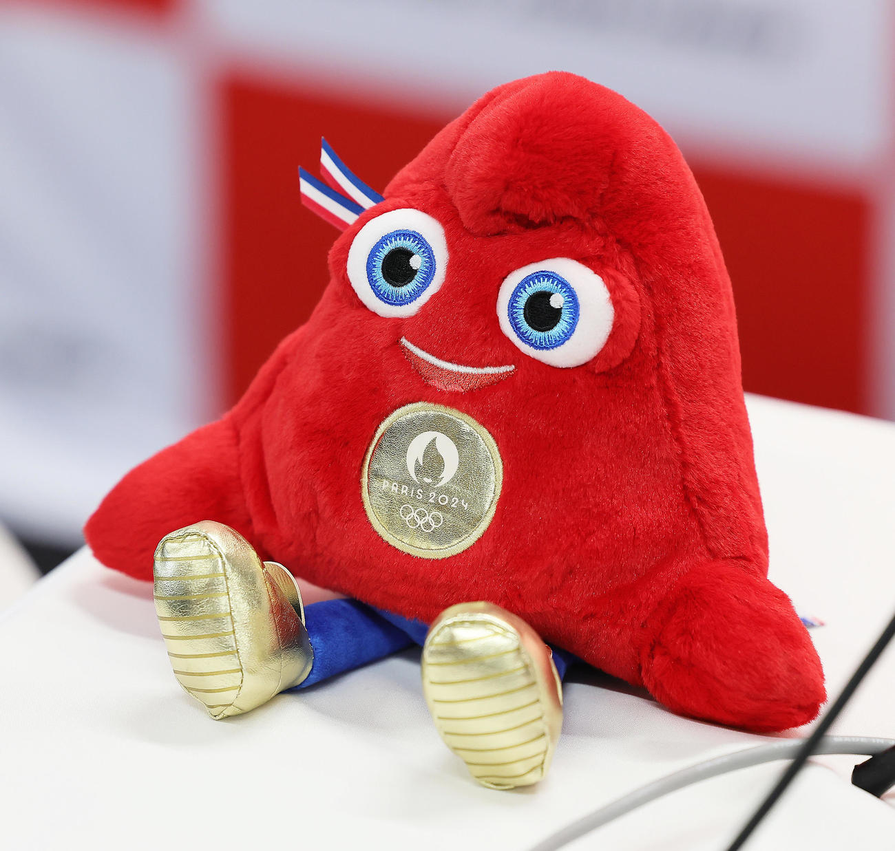 やり投げの北口に贈られたパリ五輪公式マスコット「フリージュ」の金メダリスト仕様のぬいぐるみ（撮影・足立雅史）