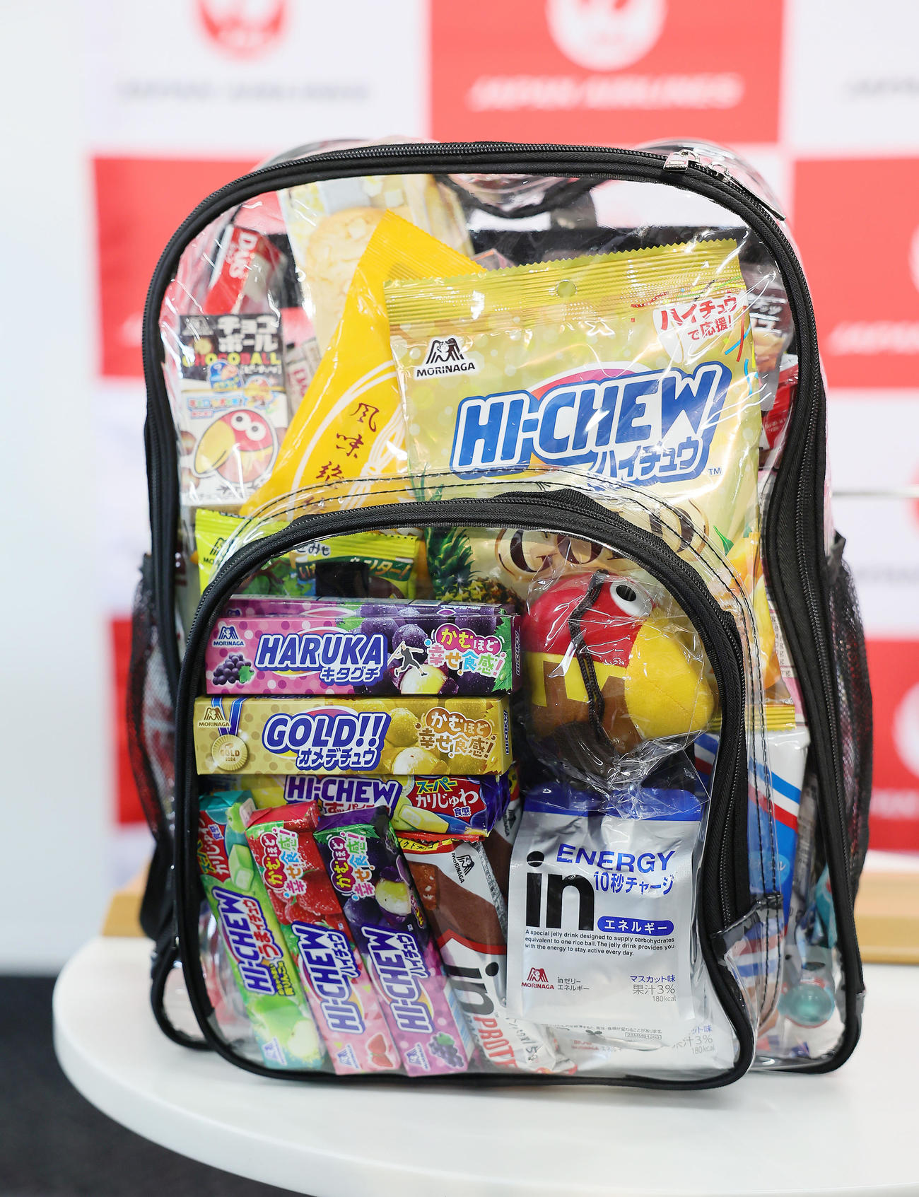 やり投げの北口を祝福するために作成された特製ハイチュウなどが詰められたバッグ（撮影・足立雅史）