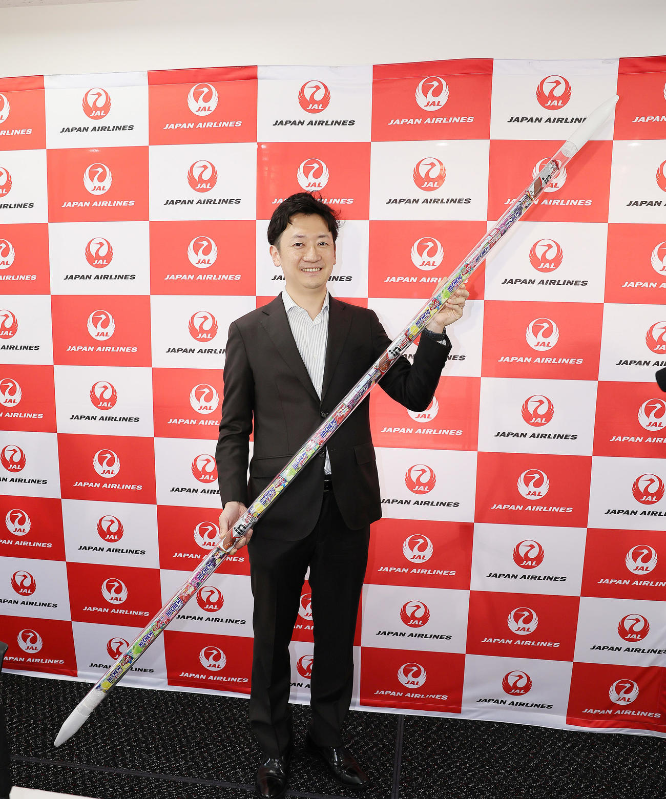 やり投げの北口を祝福するために作成された特製ハイチュウやり（撮影・足立雅史）