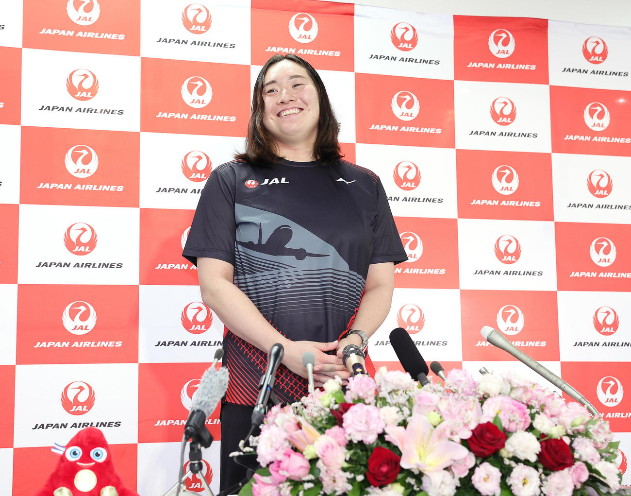 笑顔で会見場を後にするやり投げの北口（撮影・足立雅史）