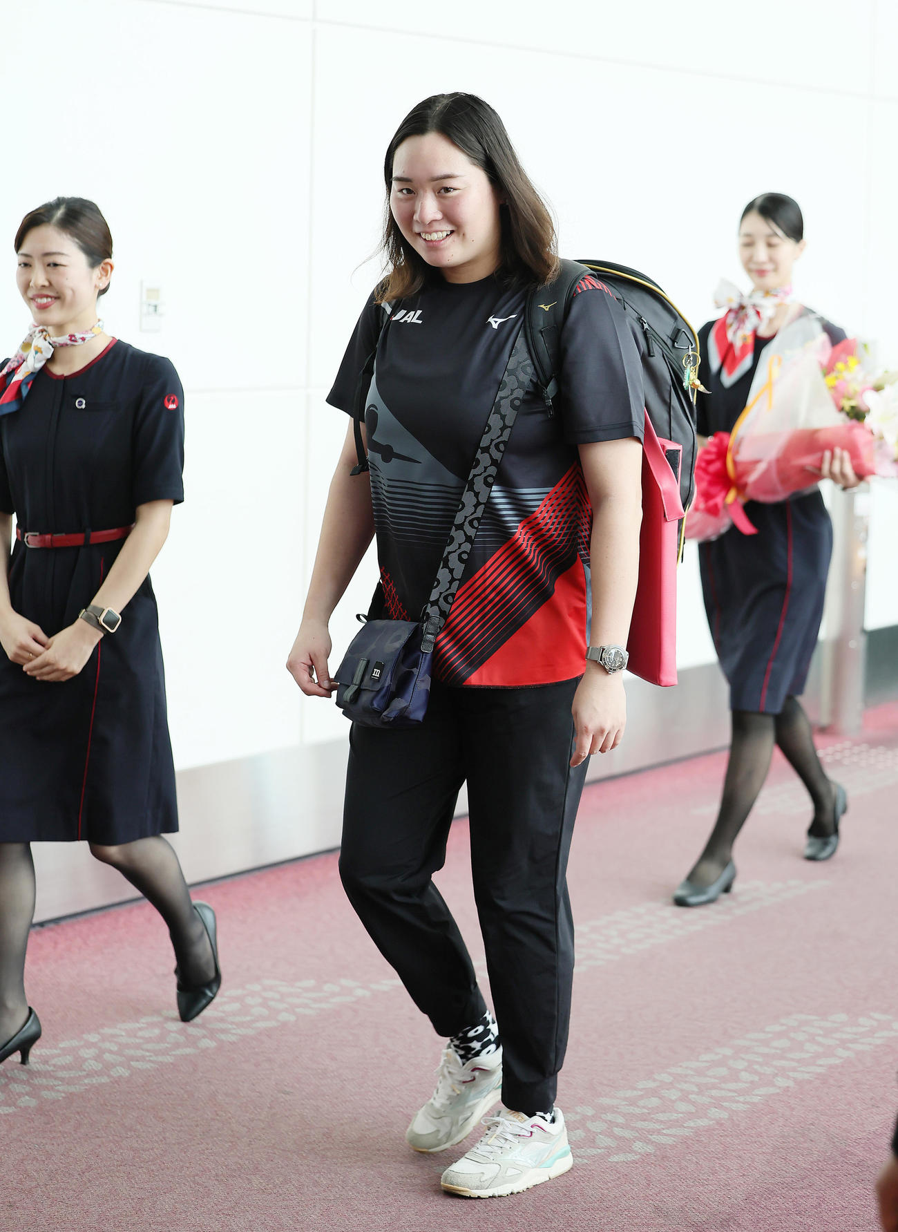 帰国し、笑顔を見せるやり投げの北口（撮影・足立雅史）