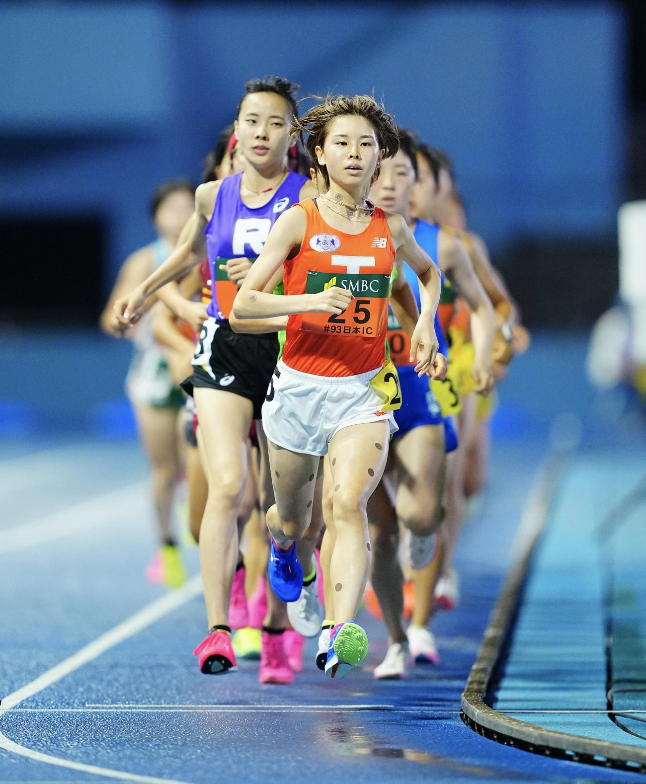 女子1万メートル決勝に臨む不破（手前）（撮影・垰建太）