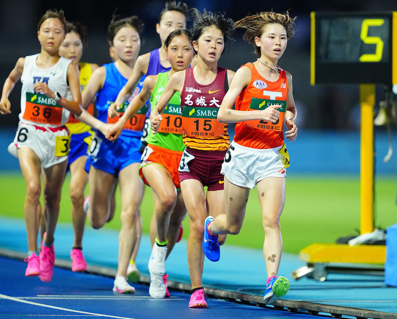 女子1万メートル決勝、力走する不破（右）（撮影・垰建太）