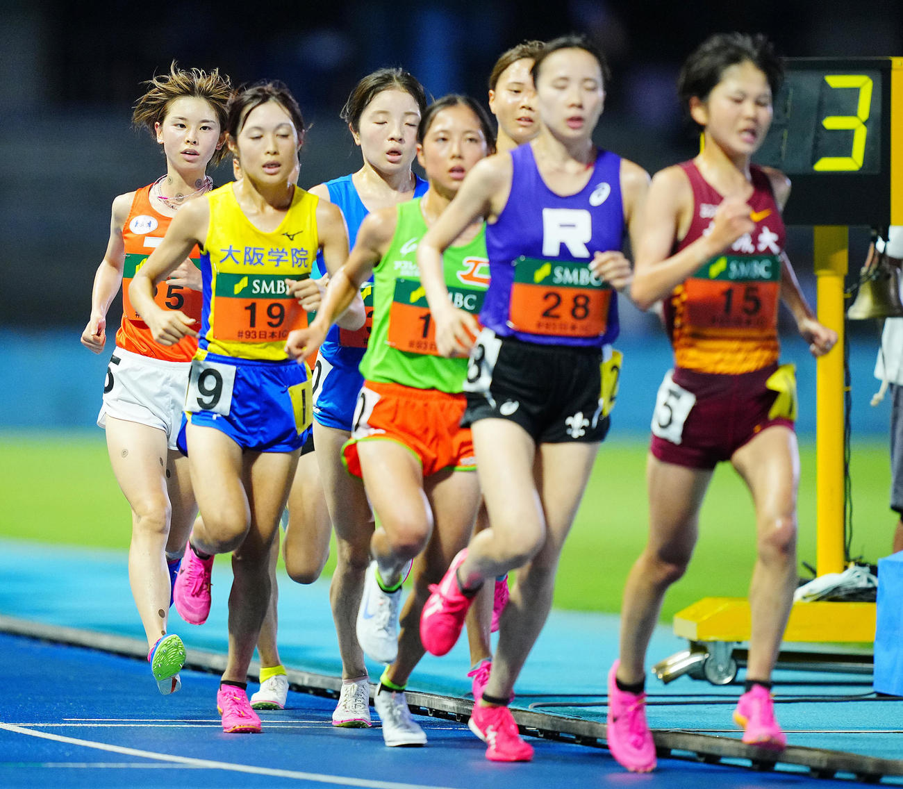 女子1万メートル決勝、レース終盤先頭集団から離される不破（左端）（撮影・垰建太）