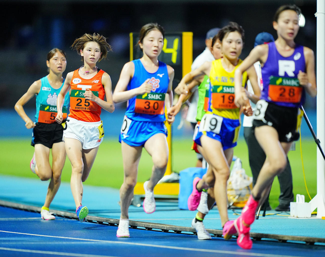 女子1万メートル決勝、レース終盤先頭集団から離される不破（左人目）（撮影・垰建太）