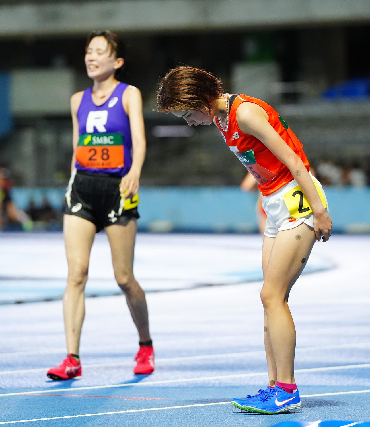 女子1万メートル決勝、7位でゴールしトラックに一礼する不破（右）。左は1位の小川（撮影・垰建太）