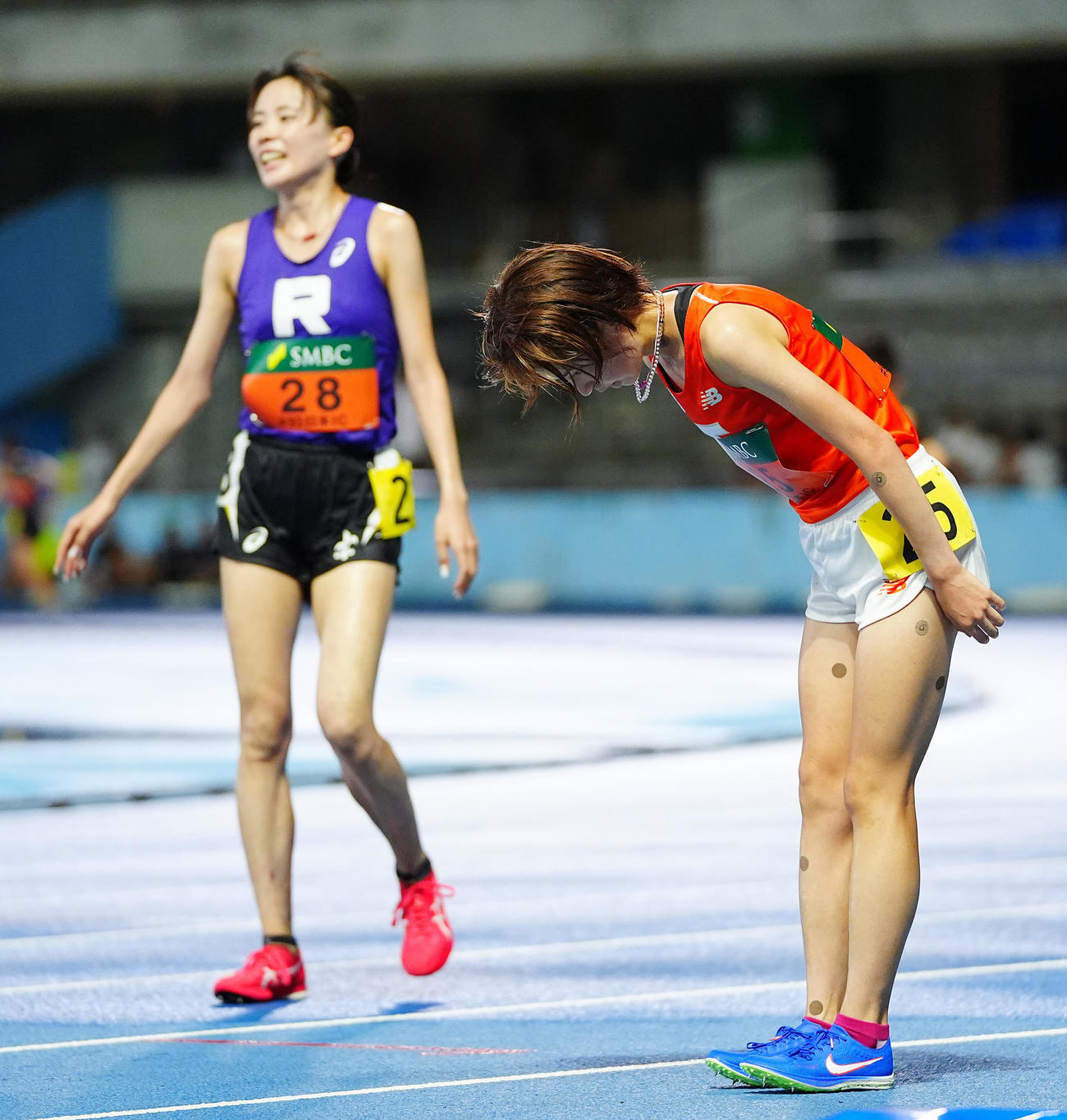 女子1万メートル決勝、7位でゴールしトラックに一礼する不破（右）。左は1位の小川（撮影・垰建太）