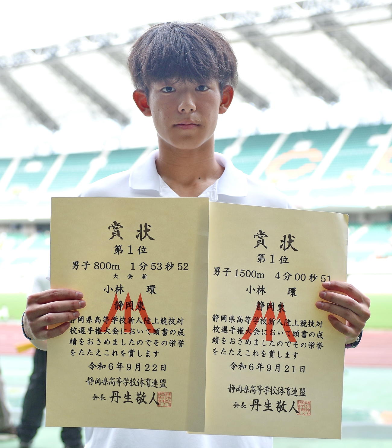 男子800メートル　賞状を手に記念撮影に応じる静岡東・小林（撮影・山口昌久）