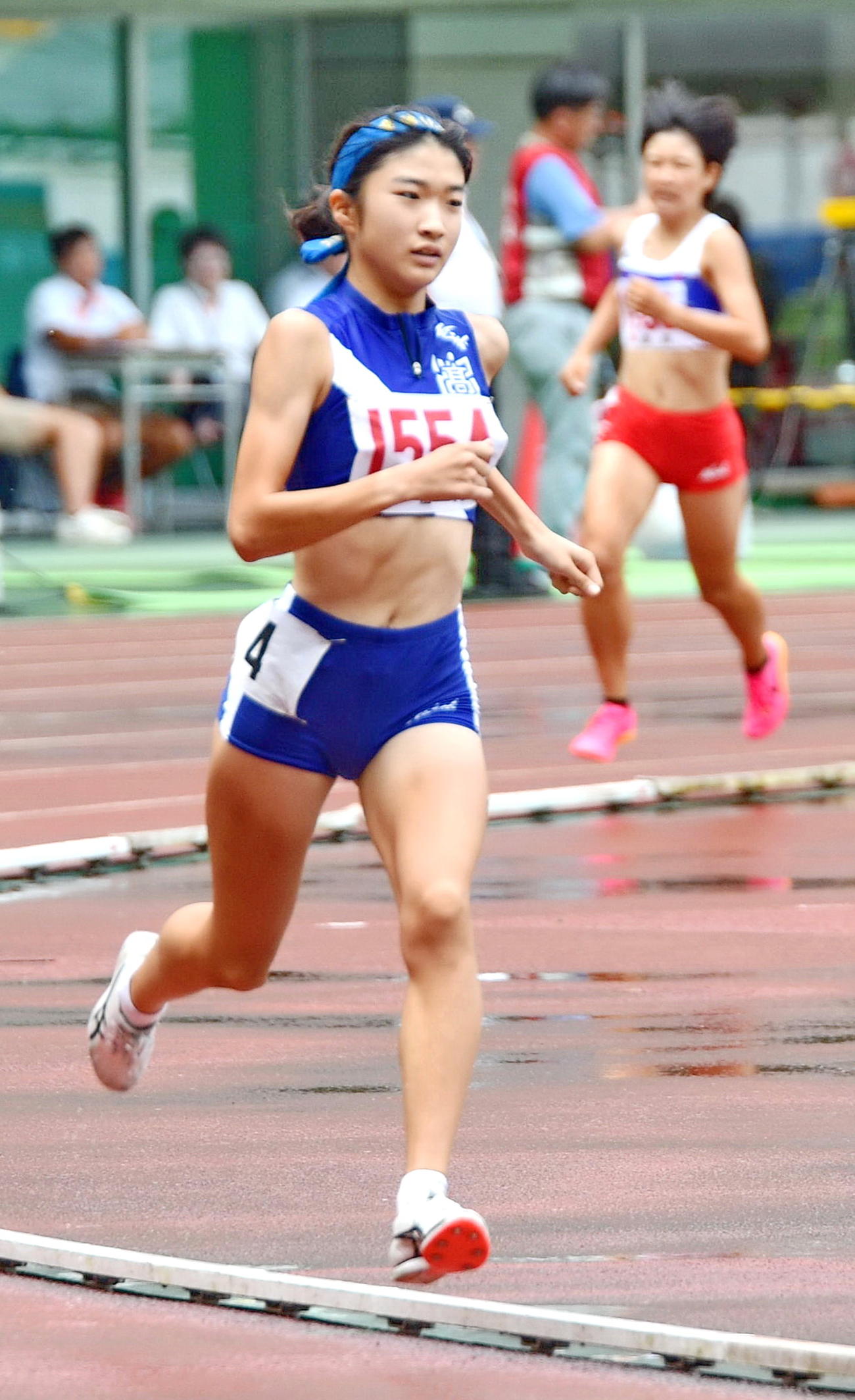 女子800メートル　1周目から独走態勢に入った沼津東・千葉（手前）（撮影・山口昌久）