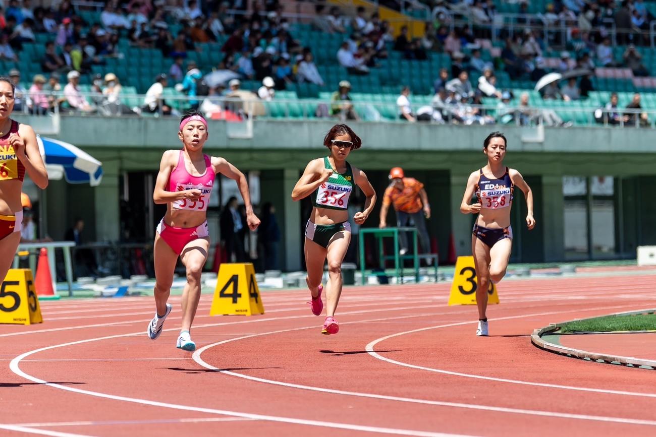 レースに臨む女子800メートルの山田はな（右から2番目）（わらべや日洋提供）
