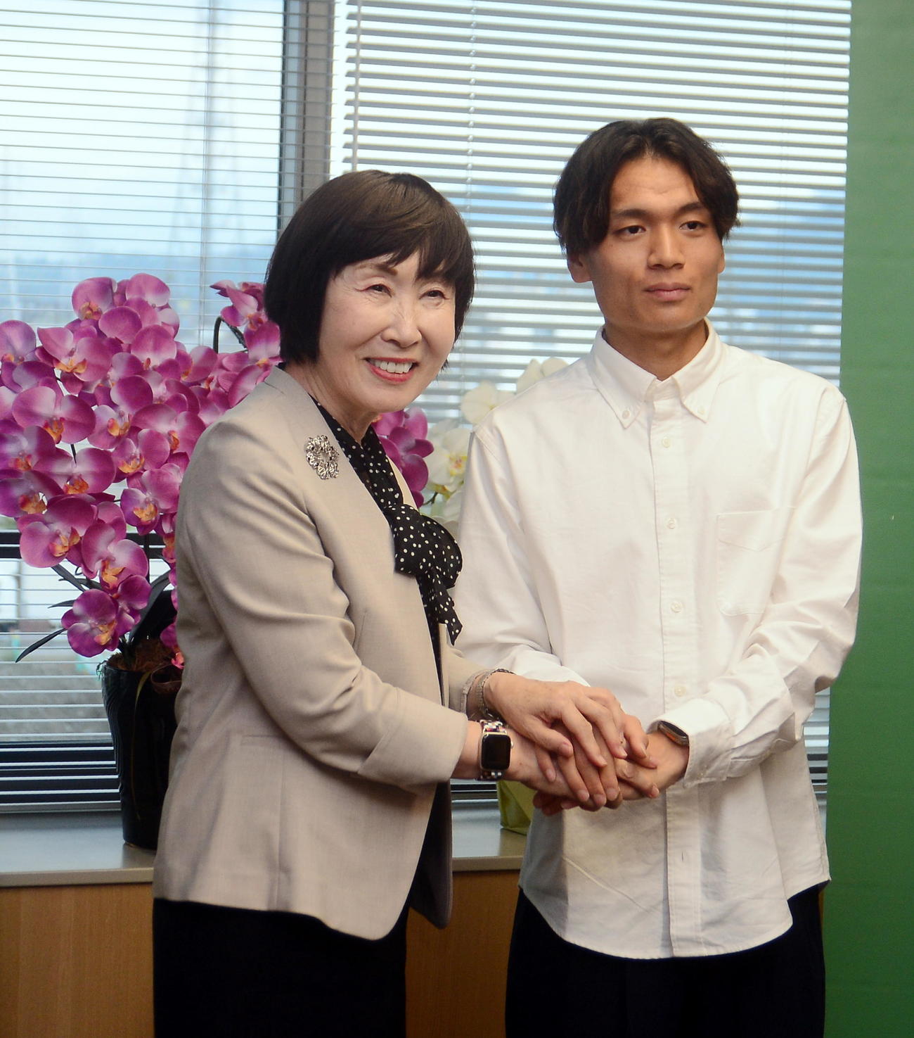 染谷市長（左）と記念撮影に収まる池田