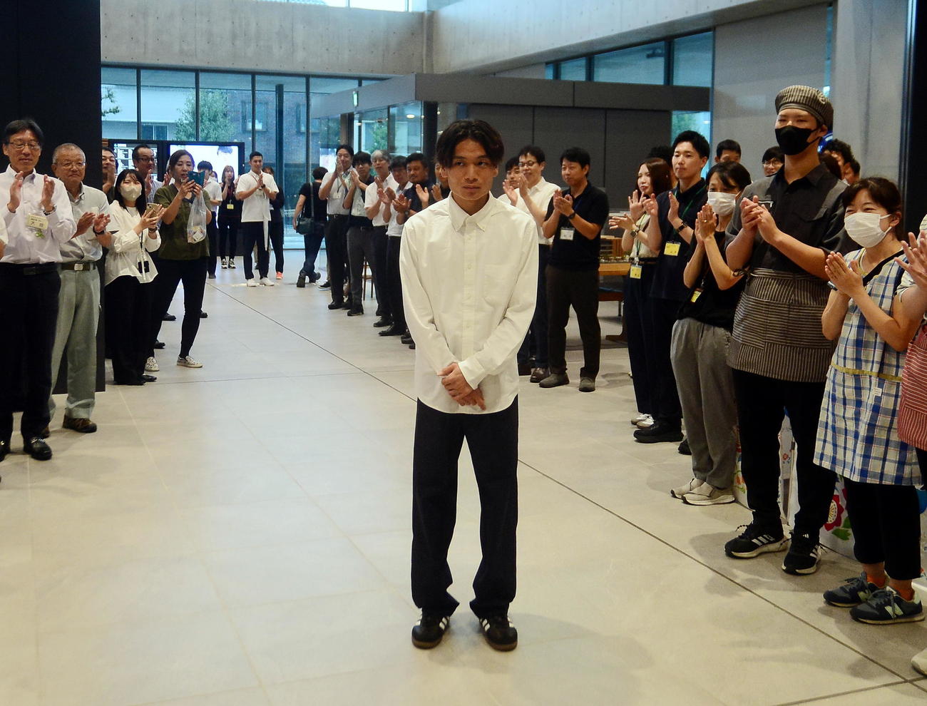 多くの職員、市民に出迎えられる池田