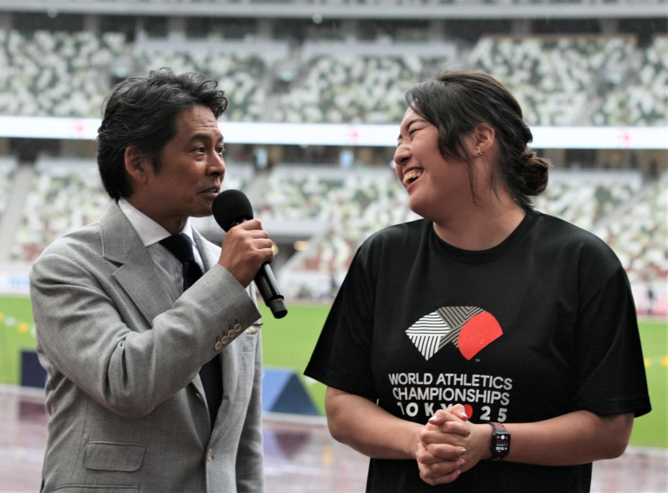 陸上の25年世界選手権のスペシャルアンバサダーに就任した織田裕二（左）と女子やり投げの北口（撮影・藤塚大輔）