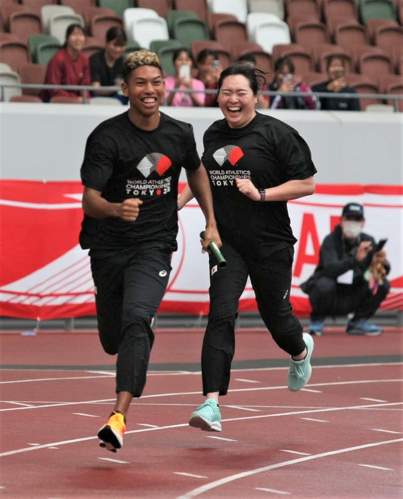 陸上の25年世界選手権のアスリートアンバサダーに就任し、国立競技場のイベントでリレーを走ったサニブラウン（左）と北口（撮影・藤塚大輔）