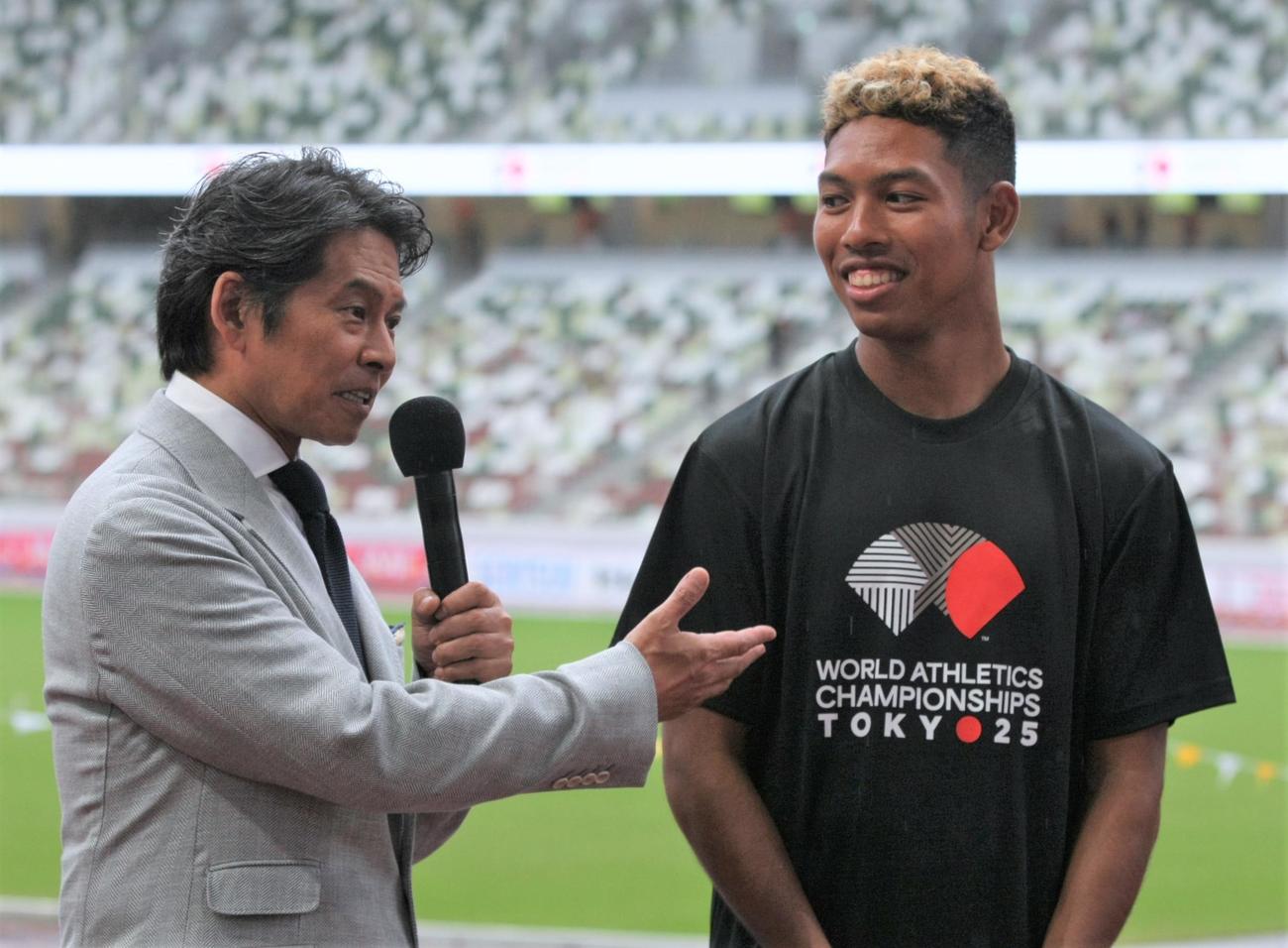 「みんなでつなごうリレーフェスティバル2024」で言葉を交わす織田裕二（左）と陸上男子短距離のサニブラウン（撮影・藤塚大輔）