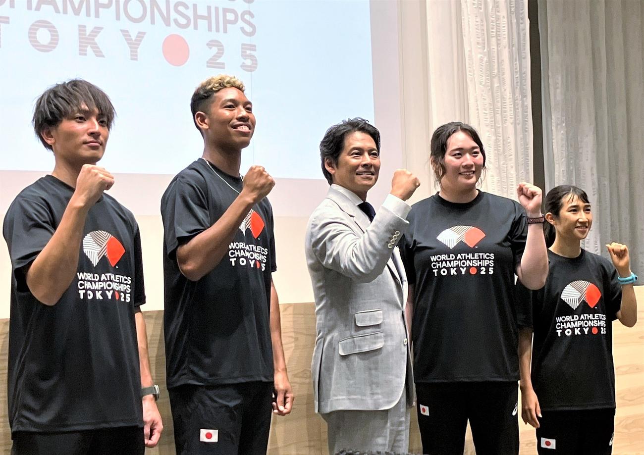 陸上の25年世界選手権のスペシャルアンバサダーに就任した織田裕二（中央）。アスリートアンバサダーに就任した左から橋岡、サニブラウン、1人空けて北口、田中（撮影・藤塚大輔）