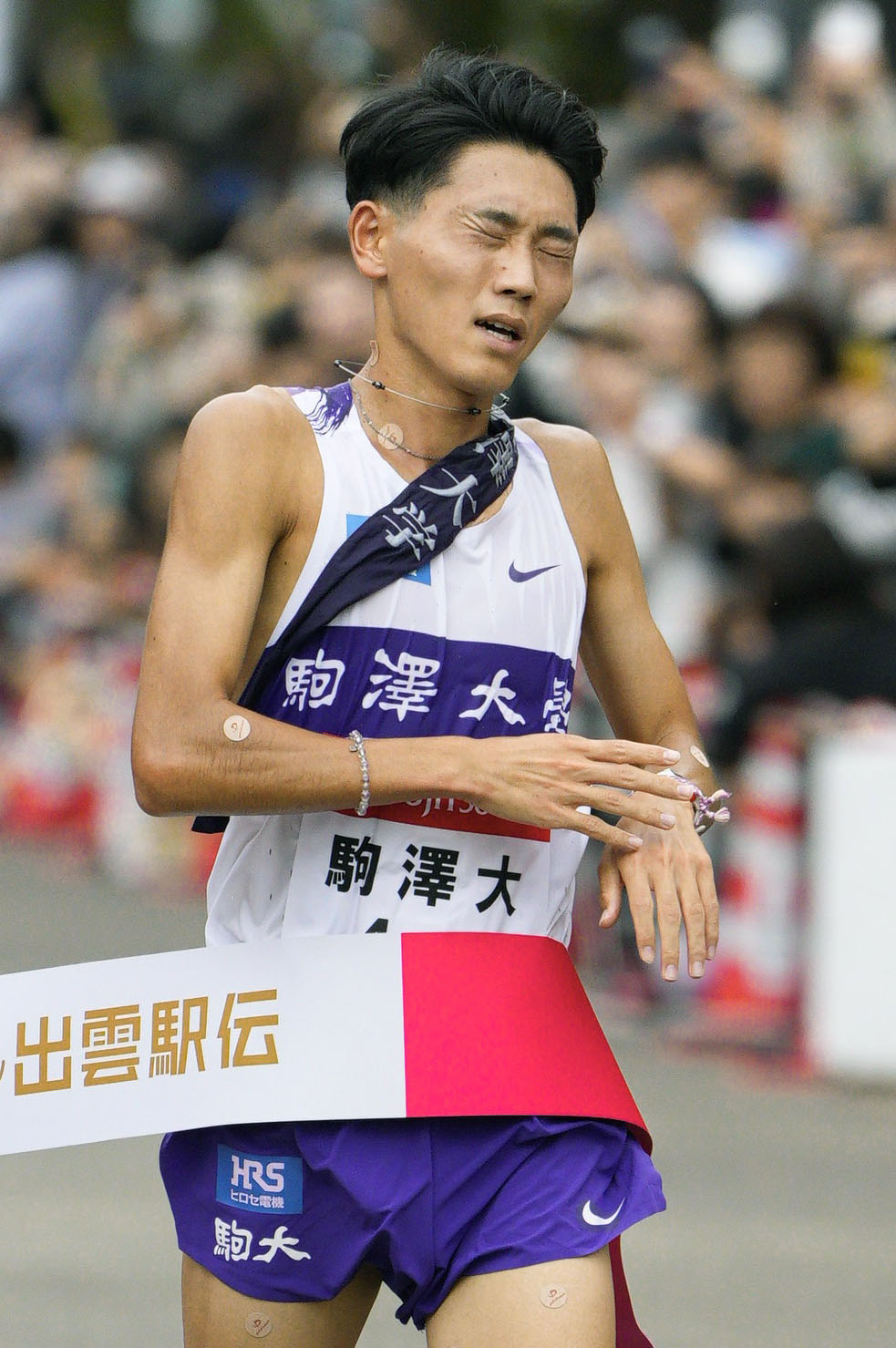 2位でゴールする駒大アンカーの篠原倖太朗＝出雲ドーム前（共同）
