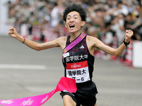 ゴールする国学院大アンカーの平林清澄。5年ぶり2度目の優勝を果たした＝出雲ドーム前（共同）