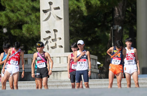 出雲大社のスタートに臨む1区の選手ら（撮影・上山淳一）