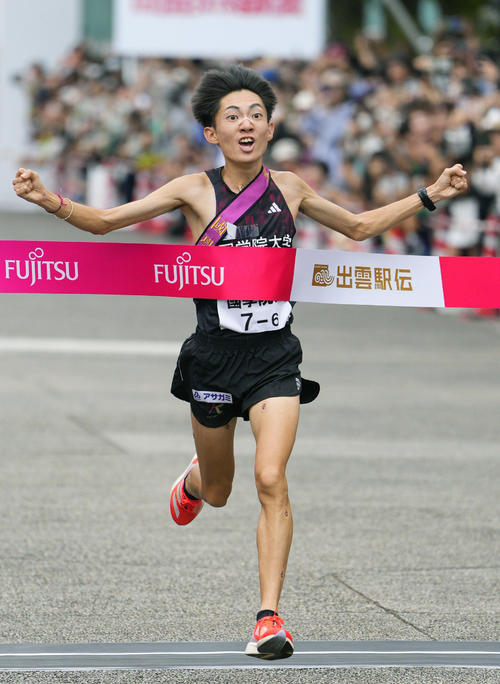 ゴールする国学院大アンカーの平林清澄。5年ぶり2度目の優勝を果たした＝出雲ドーム前（共同）