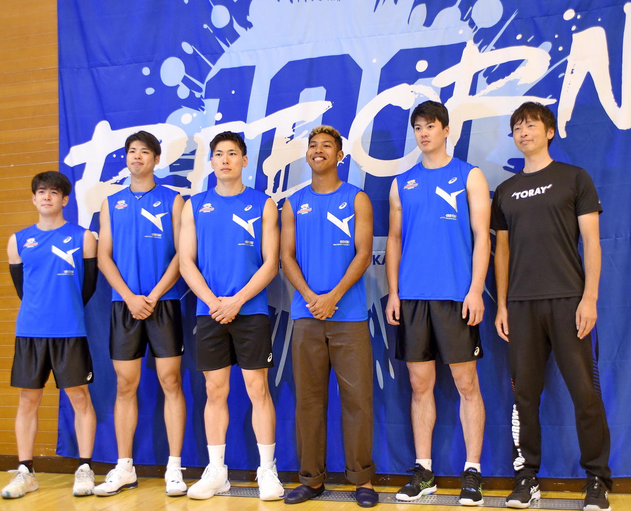 サニブラウン（中央右）と記念撮影に納まる、東レ静岡の阿部監督と選手たち　　　