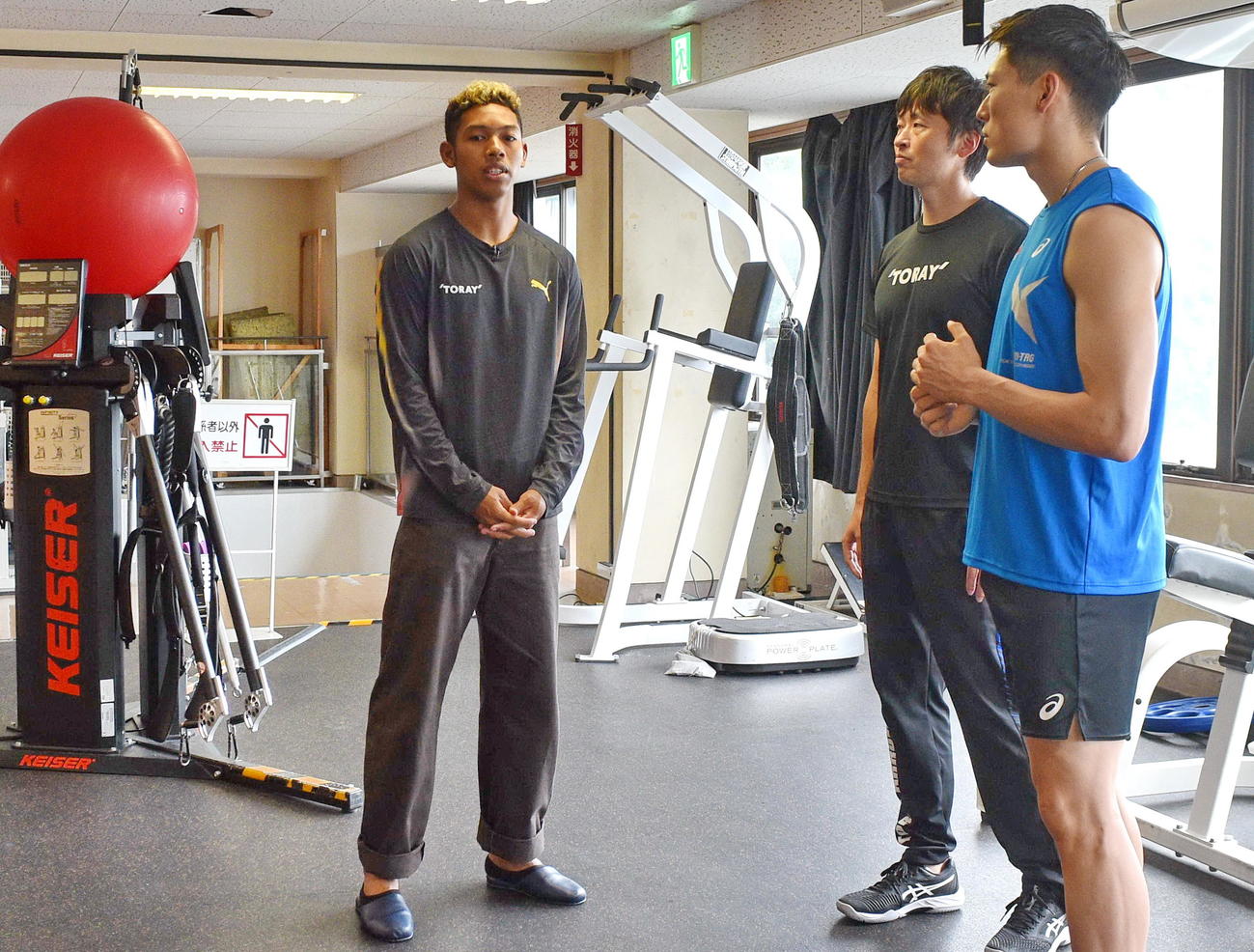 トレーニングルームで談笑する、左からサニブラウン、東レ静岡・阿部監督、MB西本　　