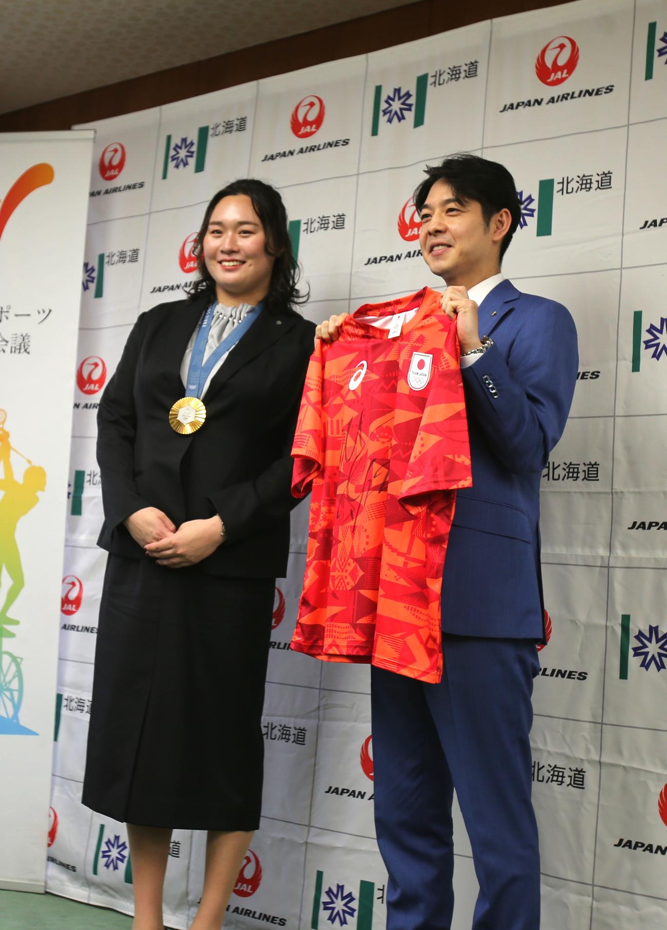 北口（左）はパリ五輪で着用したサイン入りユニホームを北海道の鈴木知事に手渡した（撮影・中島洋尚）