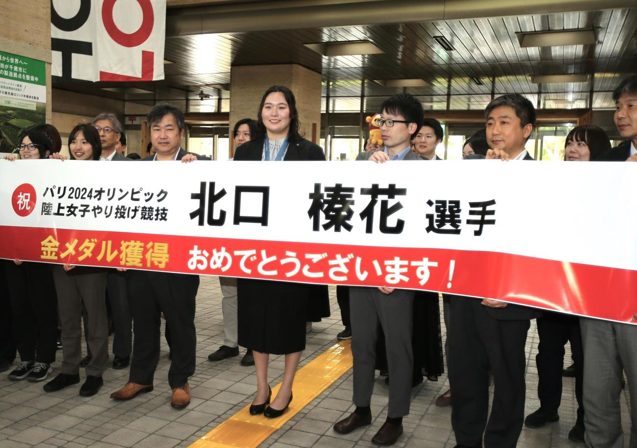 北口（中央）は北海道庁で多くの職員の出迎えを受ける（撮影・中島洋尚）