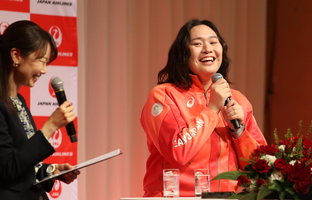 北口（右）は、トークショーで笑顔を見せる（撮影・中島洋尚）