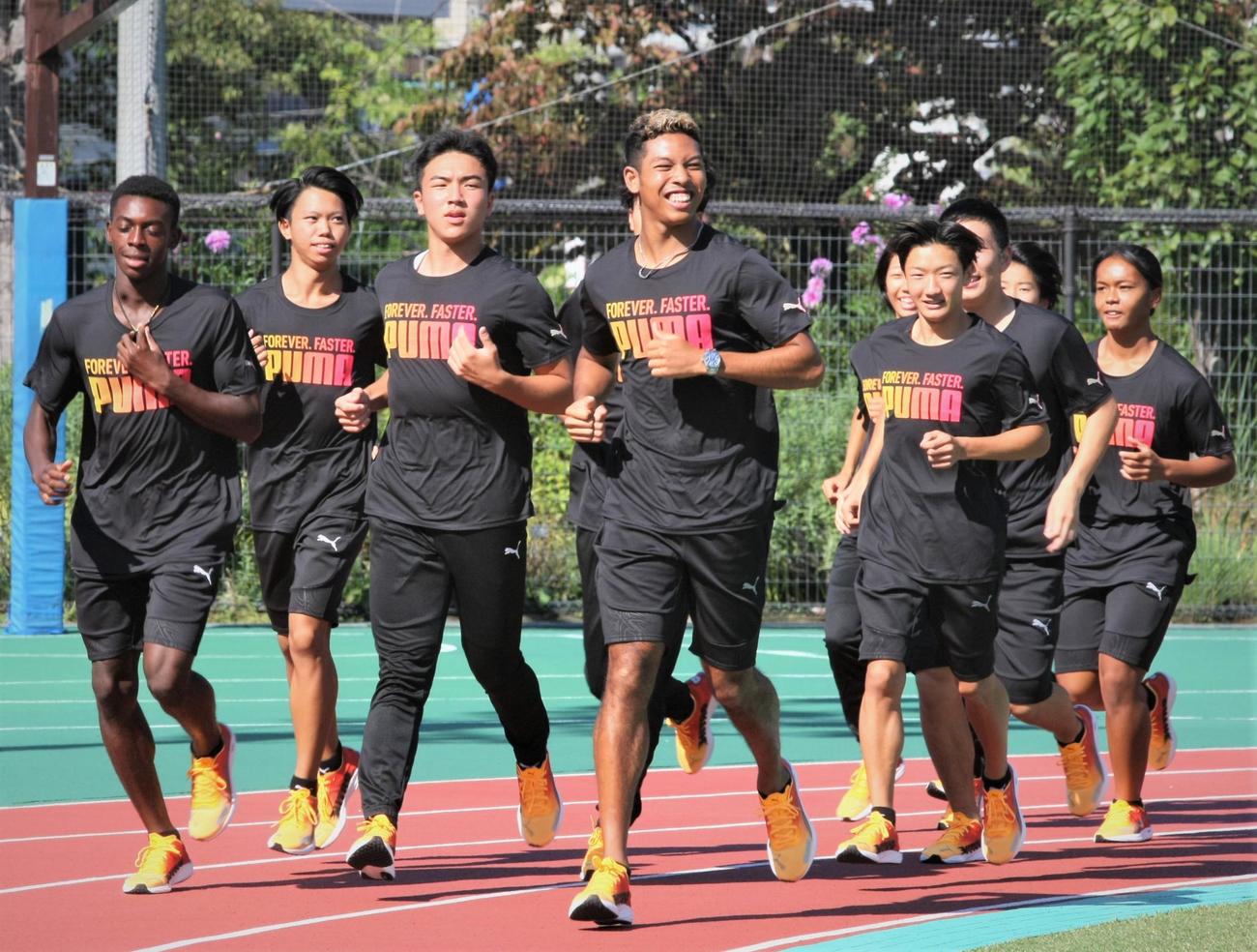 「サニブラウントレーニングキャンプ」で参加した中高生たちと汗を流す陸上男子短距離のサニブラウン（撮影・藤塚大輔）