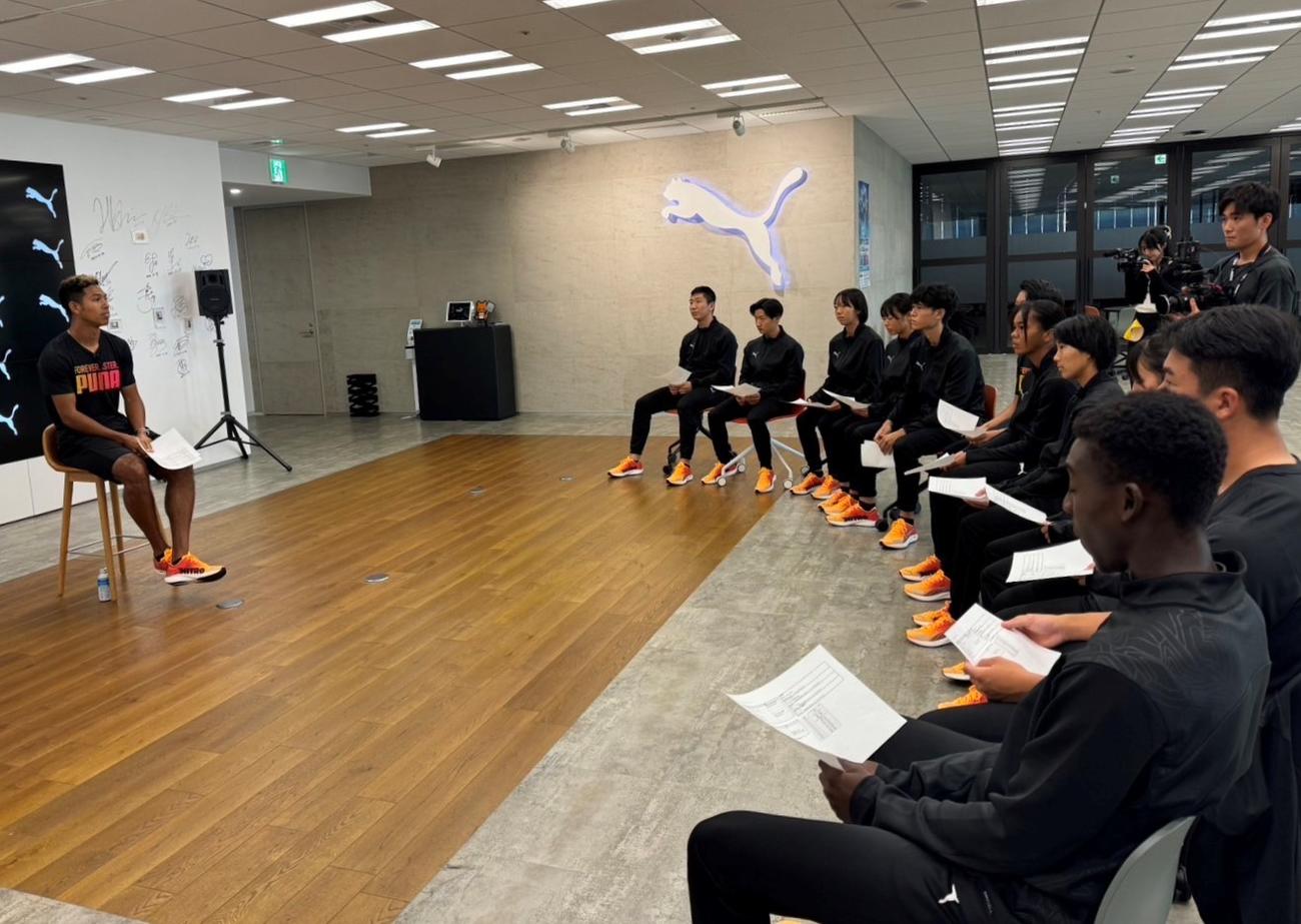 陸上男子短距離のサニブラウン（左）による「サニブラウントレーニングキャンプ」の様子（UDN SPORTS提供）
