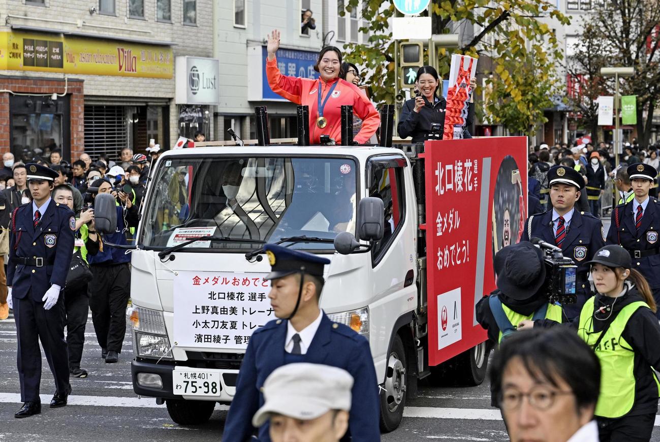 パリ五輪の陸上女子やり投げで金メダルを獲得し、地元の北海道旭川市でパレードする北口榛花（共同）