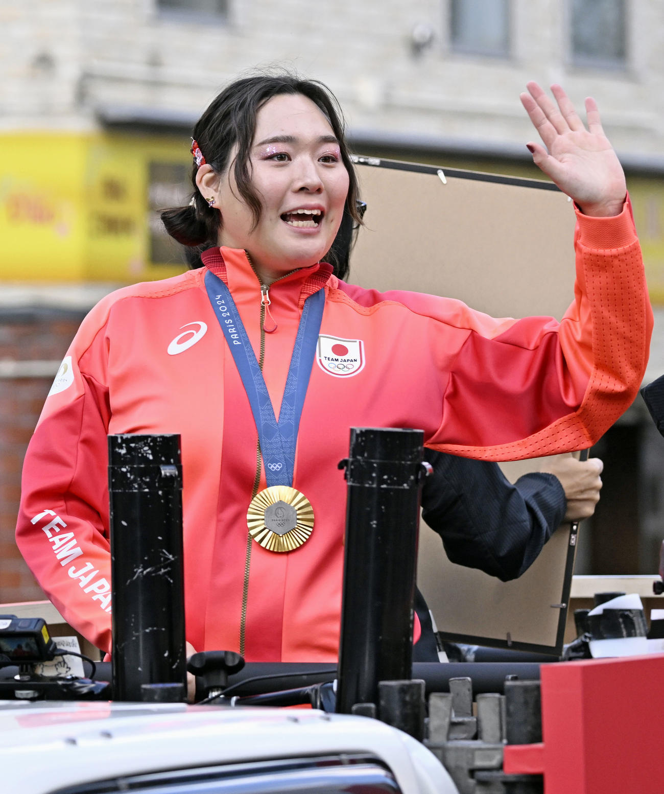 パリ五輪の陸上女子やり投げで金メダルを獲得し、地元の北海道旭川市でパレードする北口榛花（共同）