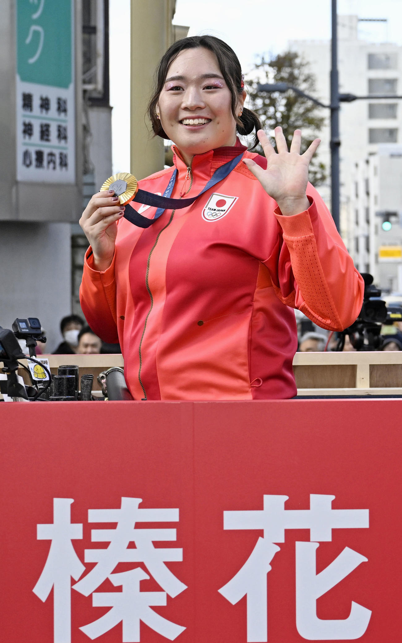 パリ五輪の陸上女子やり投げで金メダルを獲得し、地元の北海道旭川市でパレードする北口榛花（共同）