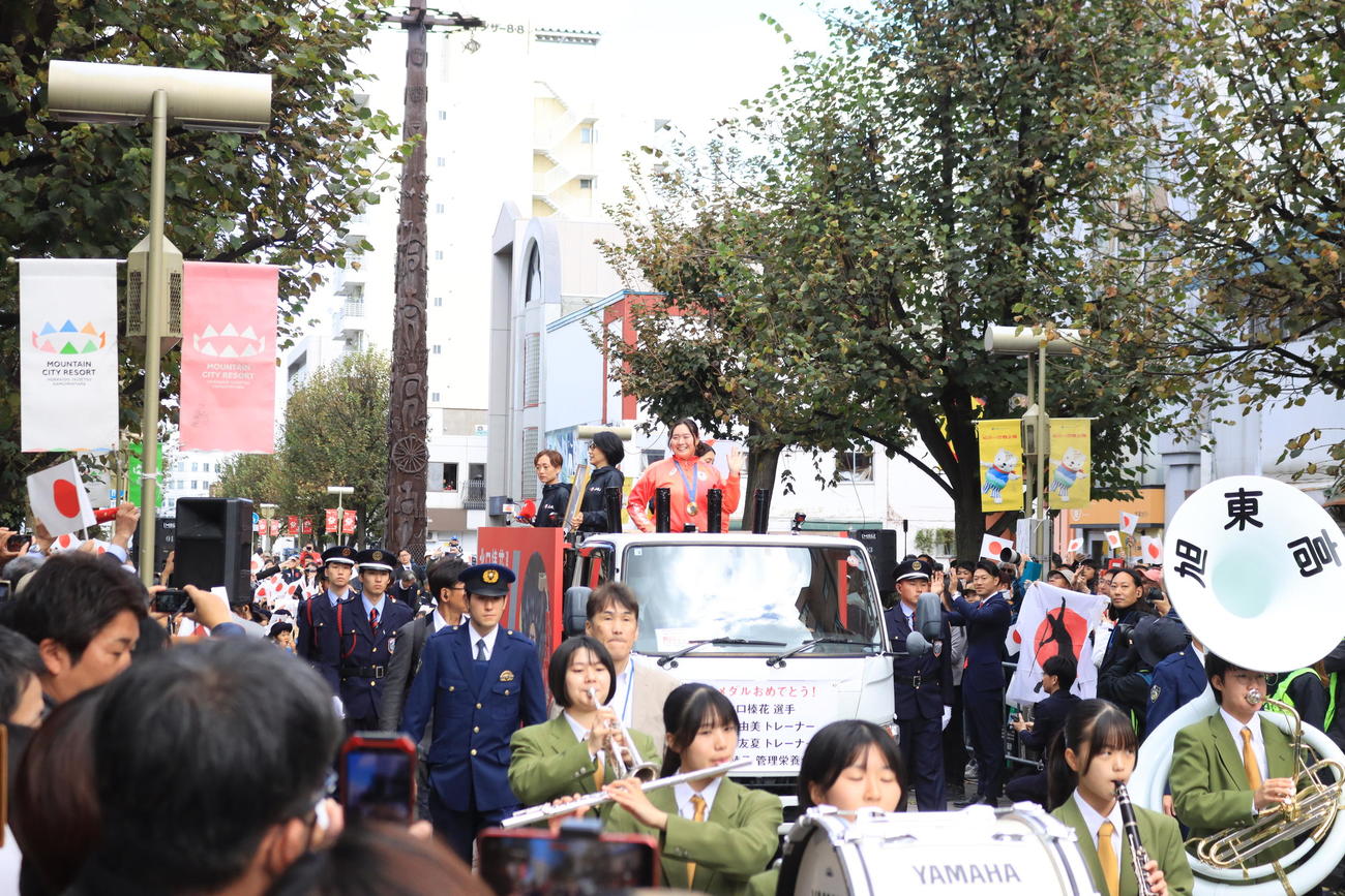 凱旋パレードでトラックの荷台から手を振るやり投げの北口（撮影・保坂果那）