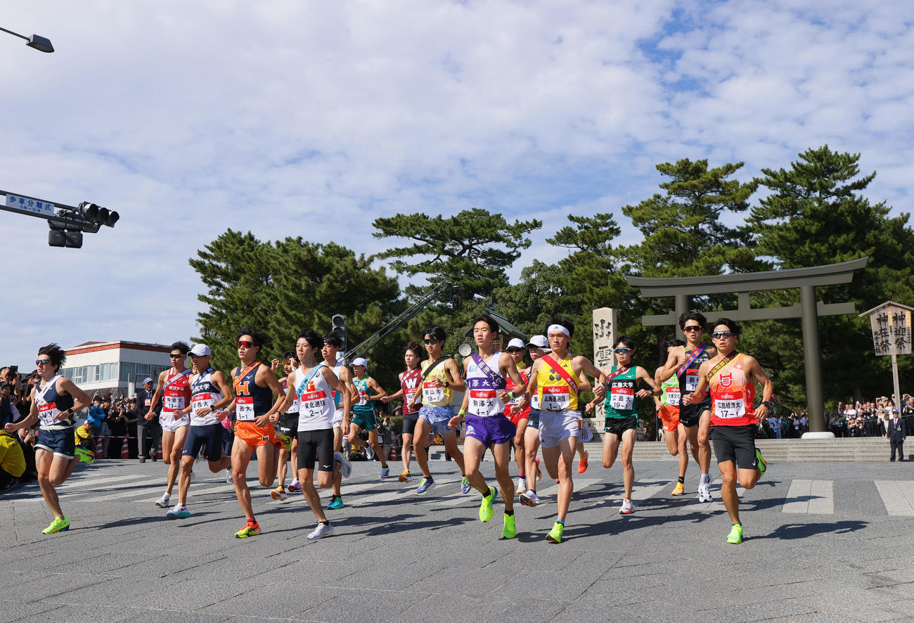 第36回出雲全日本大学選抜駅伝　出雲大社をスタートする選手ら（撮影・上山淳一）