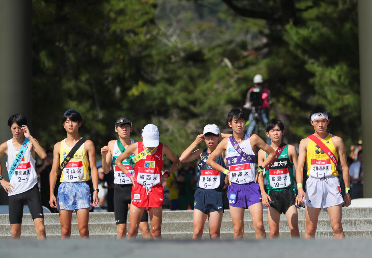出雲大社のスタートに臨む1区の選手ら（撮影・上山淳一）