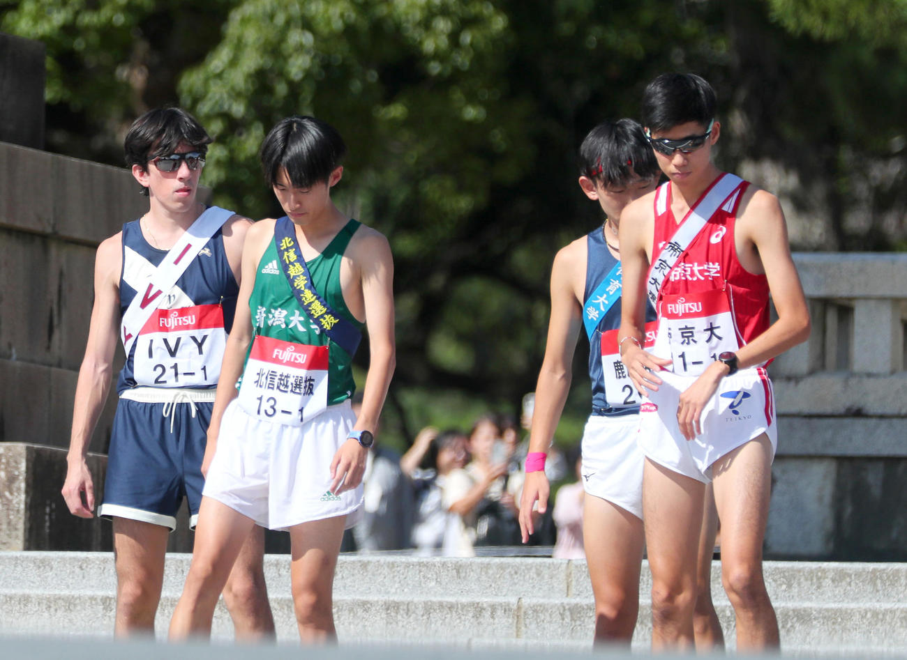 出雲大社のスタートに臨む1区の選手ら。左端はハーバード出身選手のアイビーリーグ選抜キーラン・トゥンティベイト（撮影・上山淳一）