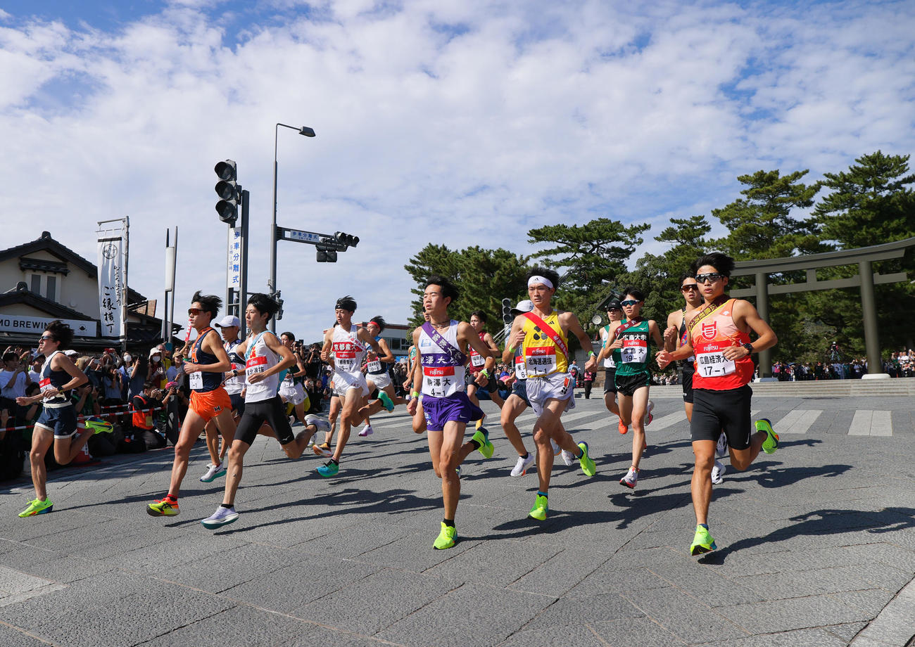 第36回出雲全日本大学選抜駅伝　出雲大社をスタートする選手ら（撮影・上山淳一）