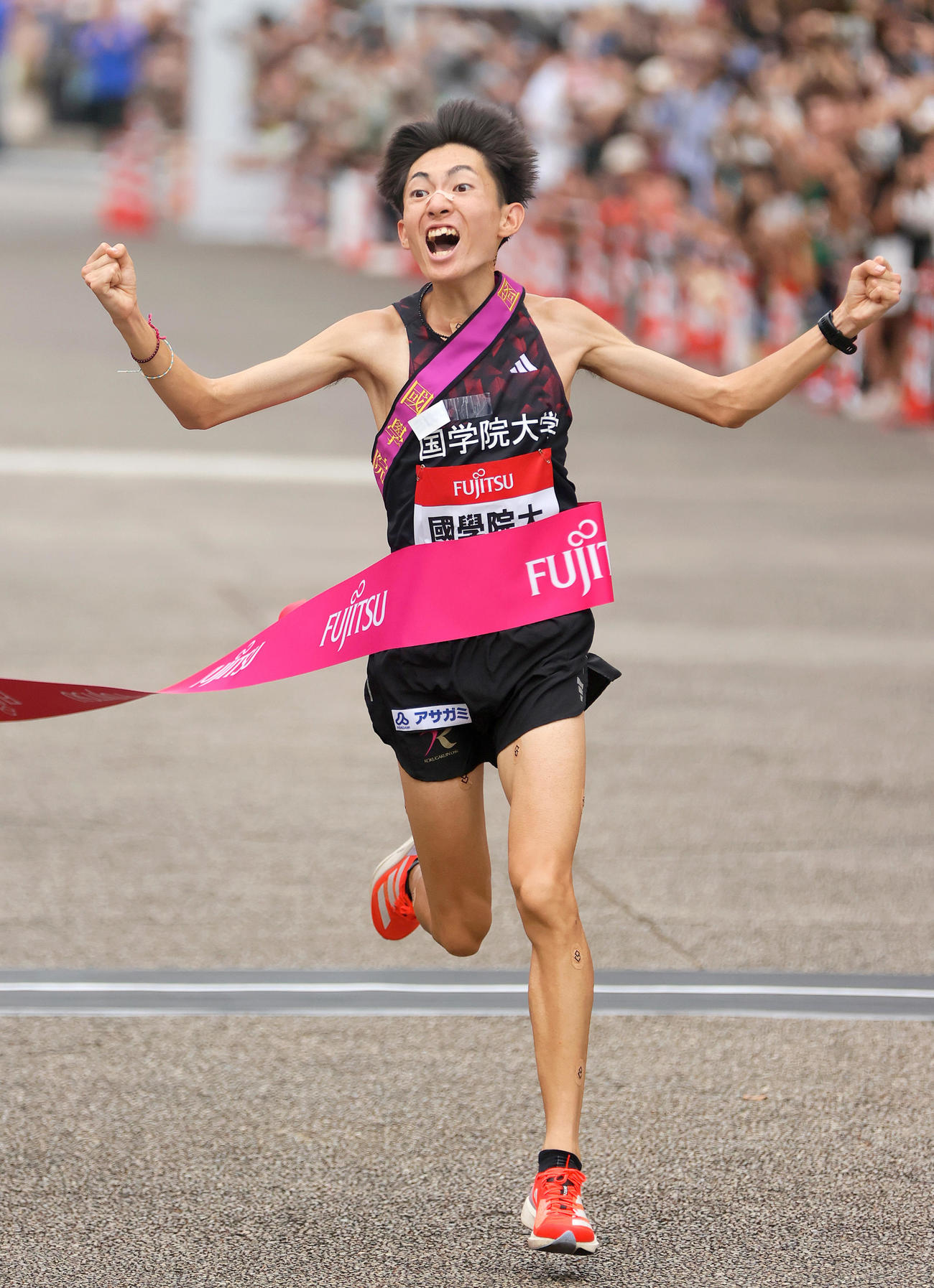 出雲駅伝で優勝のゴールテープを切る国学院大・アンカー平林（撮影・上山淳一）