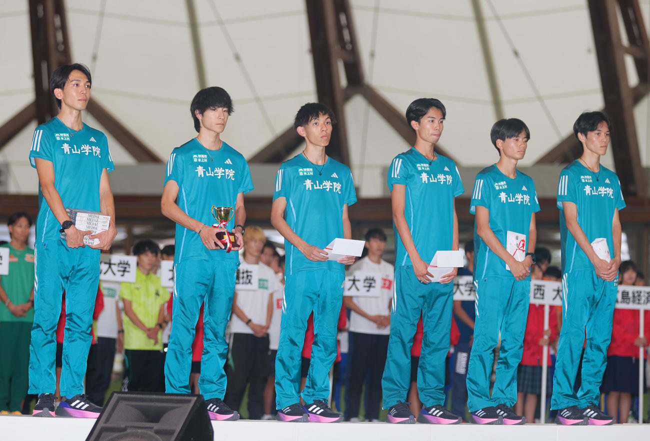 3位で表彰を受ける青学大の選手ら（撮影・上山淳一）