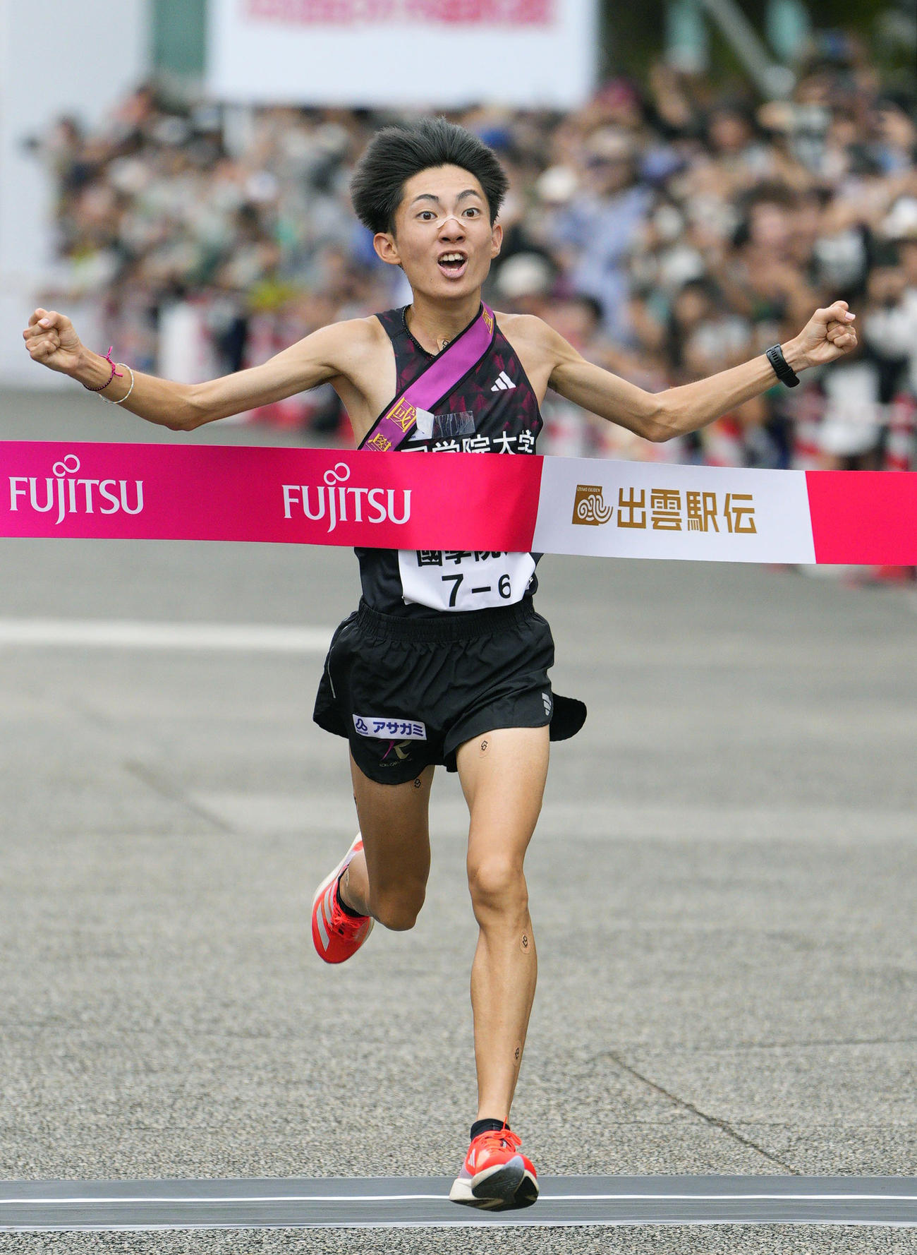 ゴールする国学院大アンカーの平林清澄。5年ぶり2度目の優勝を果たした＝出雲ドーム前（共同）
