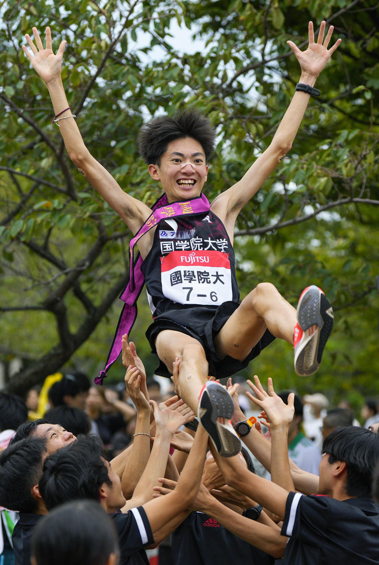 5年ぶり2度目の優勝を果たし、胴上げされる国学院大アンカーの平林清澄＝出雲ドーム前（共同）