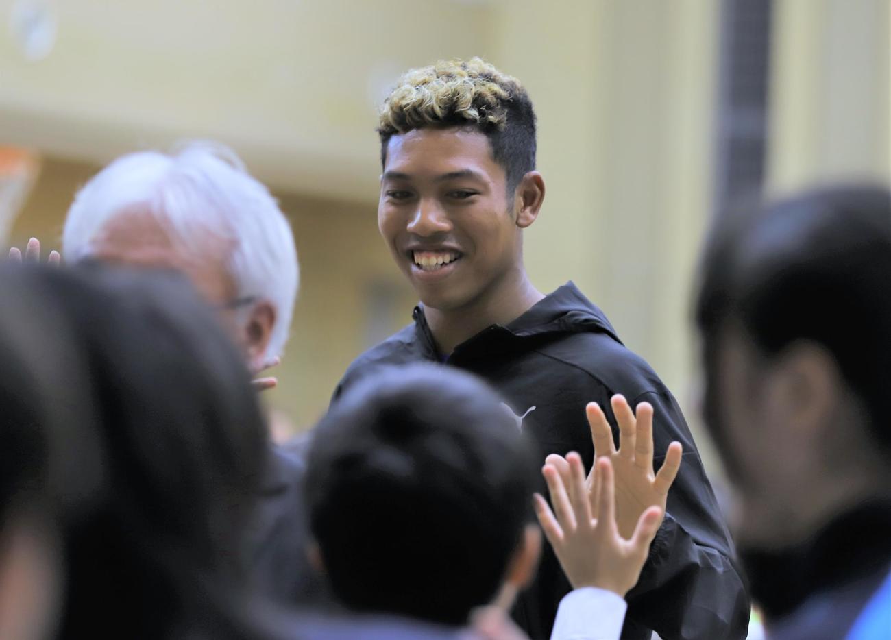 母校の東京・お台場学園港陽小学校を訪問した陸上男子短距離のサニブラウン（撮影・藤塚大輔）